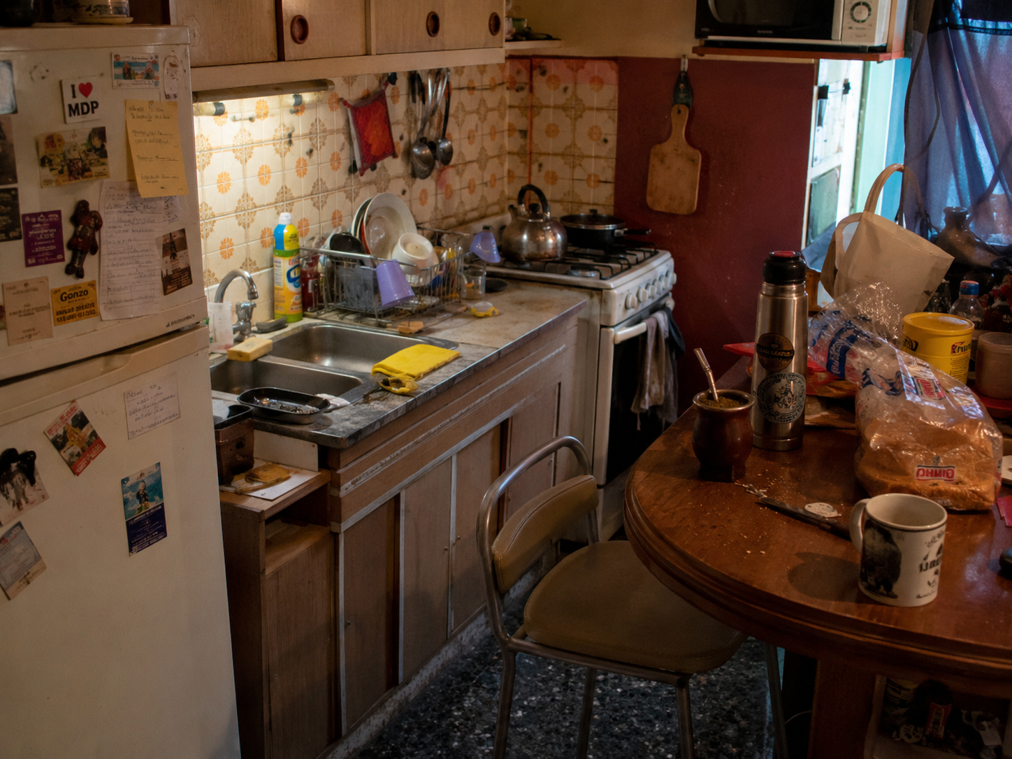 Cocina desordenada antes de aplicar Casa Reluciente